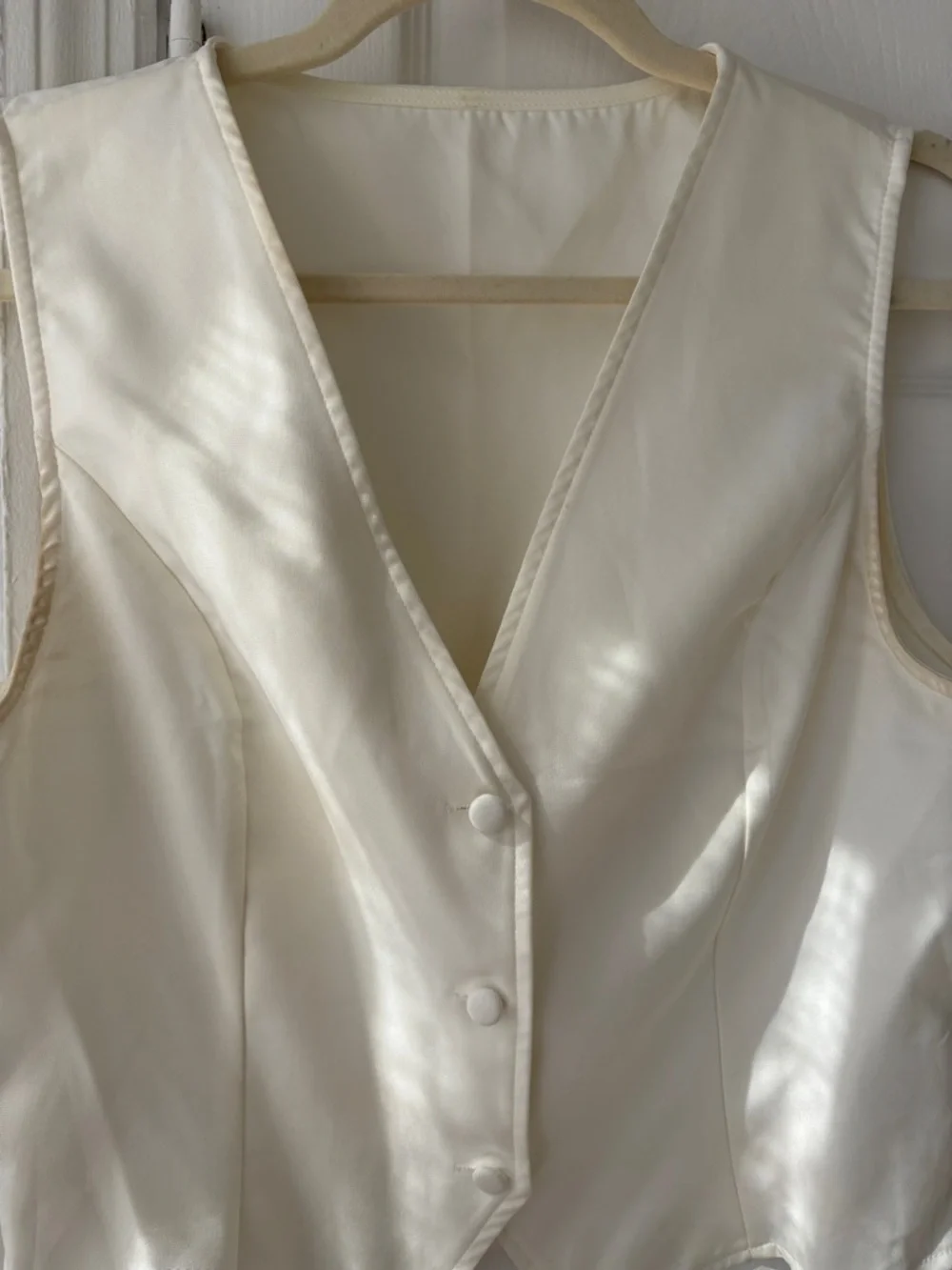 Women's White V-Neck Button Front Vest Top - Picture 3 of 4